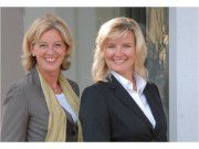 Christina Tabernig (links)und Anke Quittschau von Korrekt: "Kryptische Abkürzungen sind unhöflich."