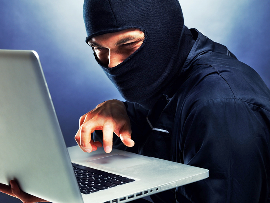 In den seltensten Fällen sitzt wirklich ein menschlicher Hacker vor einem Rechner und führt einen Angriff aus. Zumeist gehen die Attacken von einmal gestarteten, automatisiert fortlaufenden Skripten aus.