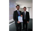 Mario Pufahl (rechts), Mitglied der Geschäftsleitung von ec4u, gratuliert dem Sieger Hans-Jürgen Dietrich (links), Projekt Manager von BASF IT Services.