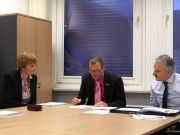 Sitzungen - sei es mit Vorgesetzten, sei es mit Teammitgliedern - sind für Projektleiterin Claudia Payer (im Bild mit zwei Kollegen) an der Tagesordnung.