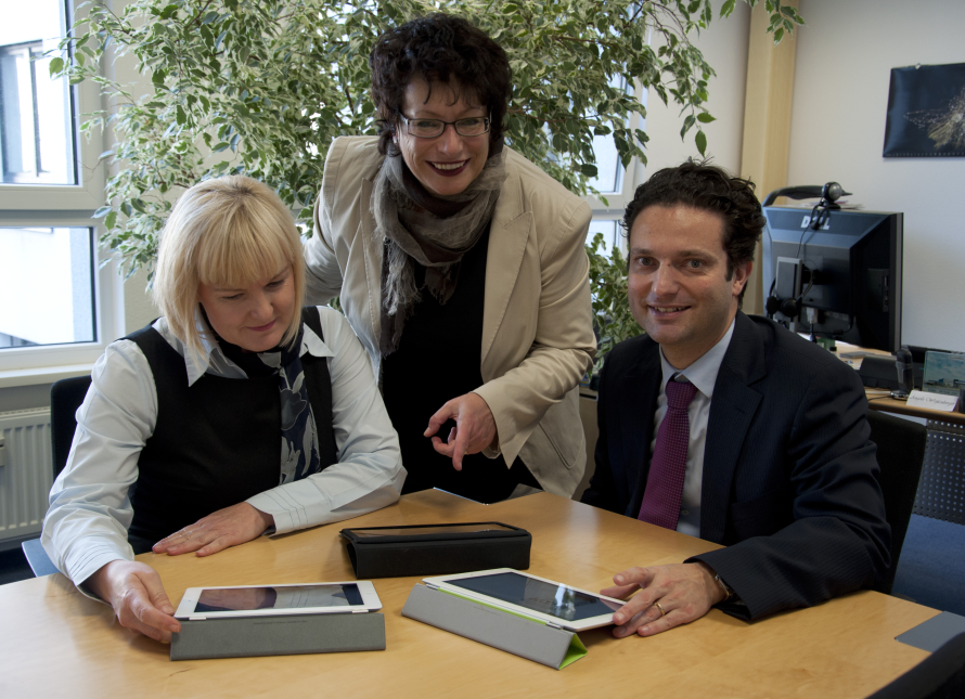 Stada-CIO Angela Weißenberger (Mitte), im Gespräch mit Projektleiter Dirk Peddinghaus und IT-Consultant Heike Neugebauer. 