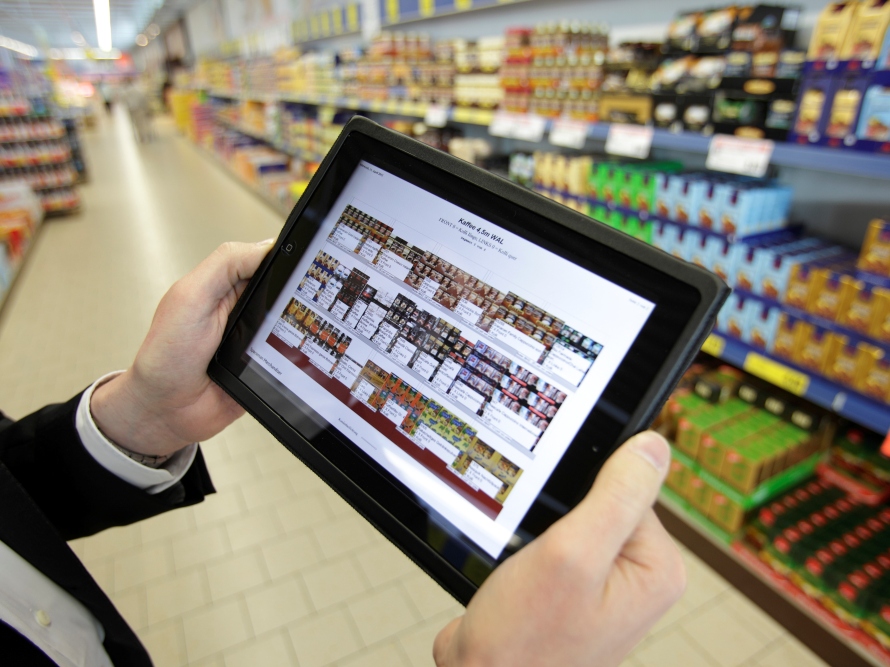 Heute hat der Verkaufsleiter alle Informationen auf dem Tablet.