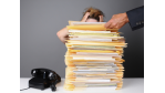 Doppelbelastung: Projektmitarbeiter unter Druck - Foto: Steve Cukrov_shutterstock.com