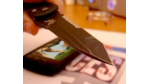 Messer gegen Smartphone: Blackberry Storm übersteht Kratztest