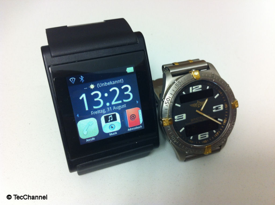 Smartwatch vs. Uhr: Die i'm Watch Color mit Touchscreen ist im Vergleich zu Uhren in normaler Größe alles andere als filigran.