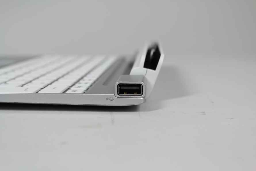 In der Docking-Tastatur steckt eine USB-Buchse in Standardgröße und ein zusätzlicher Akku
