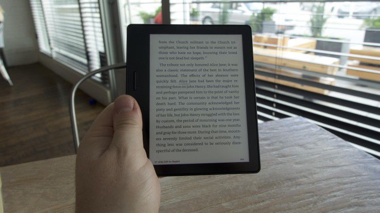 Thanks to  its design is Amazon's latest E-Reader Oasis also  operate with one hand - a. accelerometer ensures  that handers be happy. 