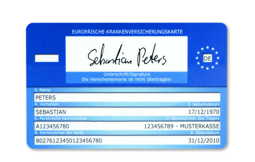 Rückseite: Unterschrift, EU-Emblem/Staatenkürzel, Kennnummer des Trägers, persönliche Kennnummer (Teil der Versichertennummer), Kennnummer der Karte. Hinzu kommen medizinische Funktionen/Anwendungen, die künftig im Chip gespeichert werden.