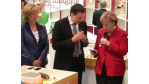 Kanzlerin Merkel über Sony Ericssons Xperia X1: Sieht ja aus wie das iPhone!