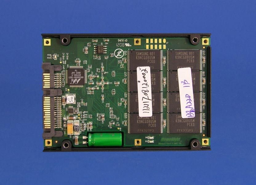 Wichtigste Bestandteile einer SSD sind die Flash-Speicherchips. Dabei kommt es in erster Linie auf Qualität und Kapazität der verwendeten Bausteine an.