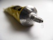 Der Kleber machts: Dank Sekundenkleber ersparte sich eine Frau den elektronischen Fingerabdruck. Foto: Digitalstock/S. Behringer