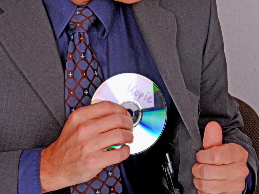 Der Verfassungsschutz rät: Schauen Sie potentiellen Datendieben genau auf die Finger!