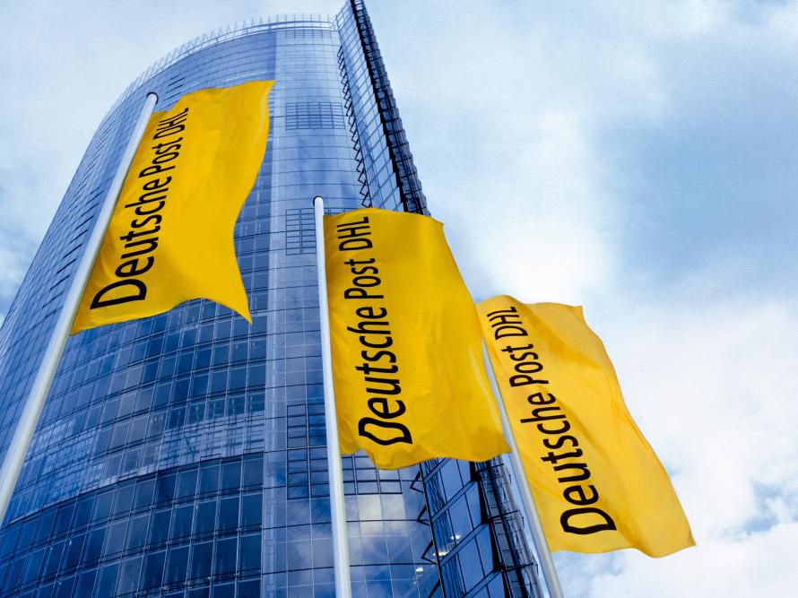 Flaggen vor der Zentrale der Deutsche Post DHL
