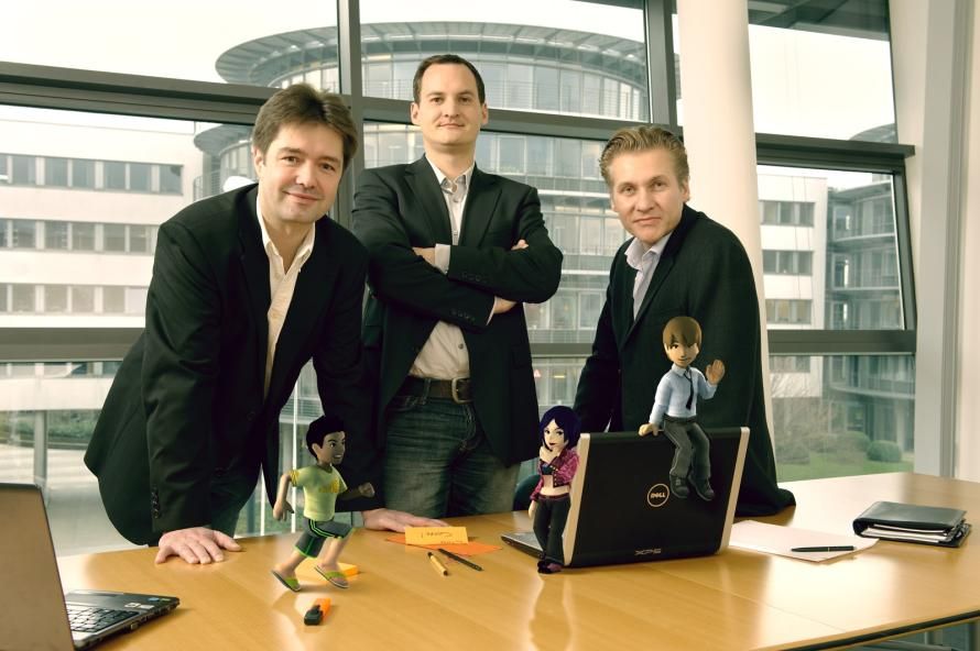 Wer seinen Avatar schön einkleiden will, muss bezahlen: Die Firmengründer Ingo Frick, Stefan Lemper und Alexander Jorias (von links) mit drei Avataren aus ihrem Club Cooee.