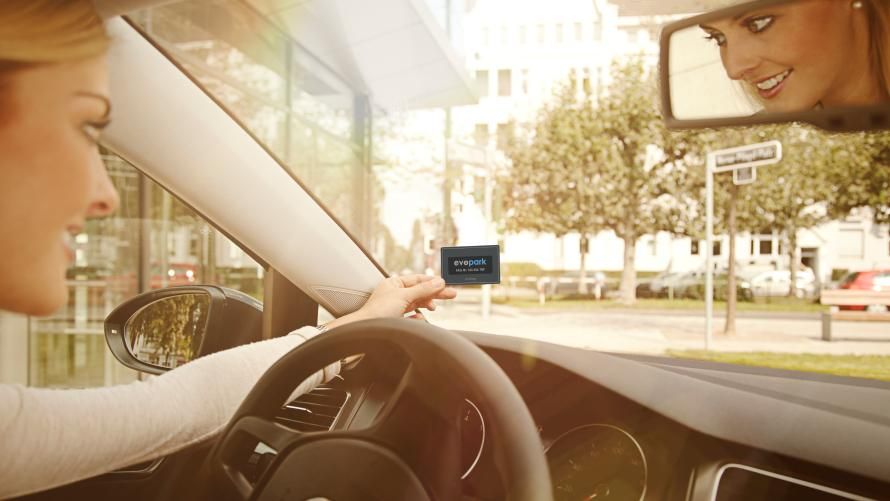 Mit Piloten in Koblenz und Düsseldorf ist das Kölner Startup evopark angetreten, den Kunden bei der Suche nach günstigen Parkplätzen zu helfen. Ein kostenlos zugeschickter evotag auf RFID-Basis soll zudem automatisch die Schranken zu Parkhäusern öffnen. Eine evopark App für Smartphones hilft bei der Suche nach freien Plätzen. Die monatlichen Gebühren werden auch angezeigt.
