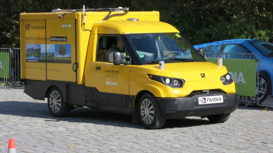 Ein autonom fahrendes DPDHL-Prototypenfahrzeug in Aktion.