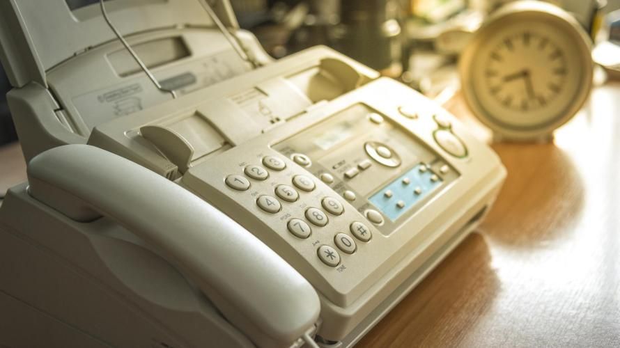 Während Modems und andere antiquierte Devices längst ausgemustert wurden, hält das Faxgerät in vielen Büros weiter die Stellung 