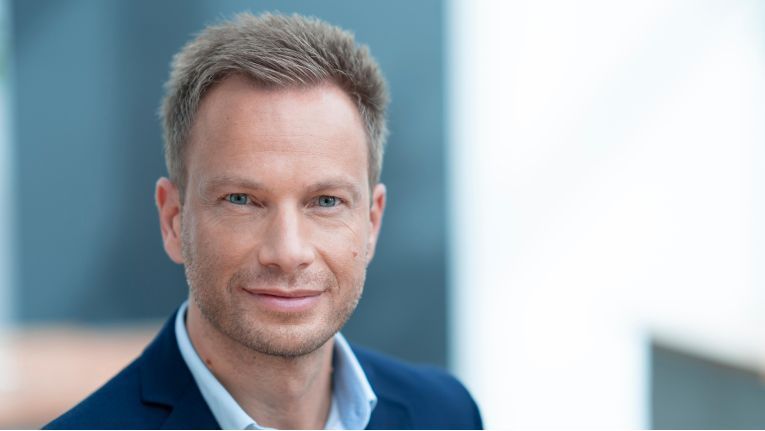 CIO des Jahres 2022 - Mittelstand - Finalist: Marcus Fienhold macht die Interhyp agil