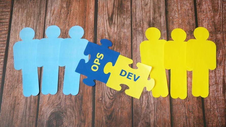 Development und Operations bilden ein Team - mit Sicherheit.