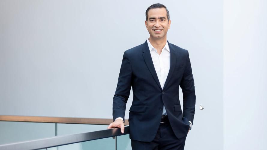 Sanjay Brahmawar, CEO der Software AG, öffnet die Türen für die Investoren von Silver Lake.