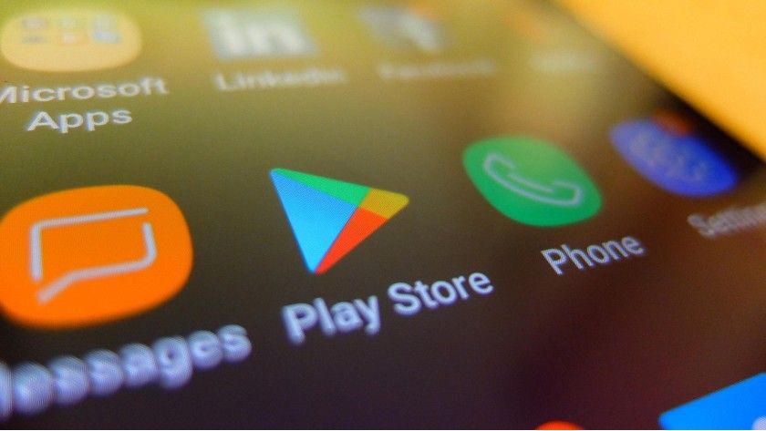 Berichten zufolge haben millionenfach genutzte Apps aus dem Google Play Store heimlich Nutzerdaten ausspioniert.