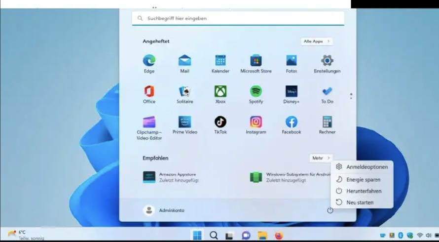 Das über der Taskleiste mittig platzierte Startmenü kennzeichnet Windows 11 auch weiterhin. Mit dem jüngsten Windows 11 2022 Update wurde es nur geringfügig überarbeitet. 