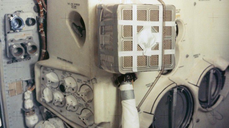 Socorristas em necessidade: graças ao gêmeo digital, os astronautas a bordo da Apollo 13 conseguiram construir o filtro de resgate.